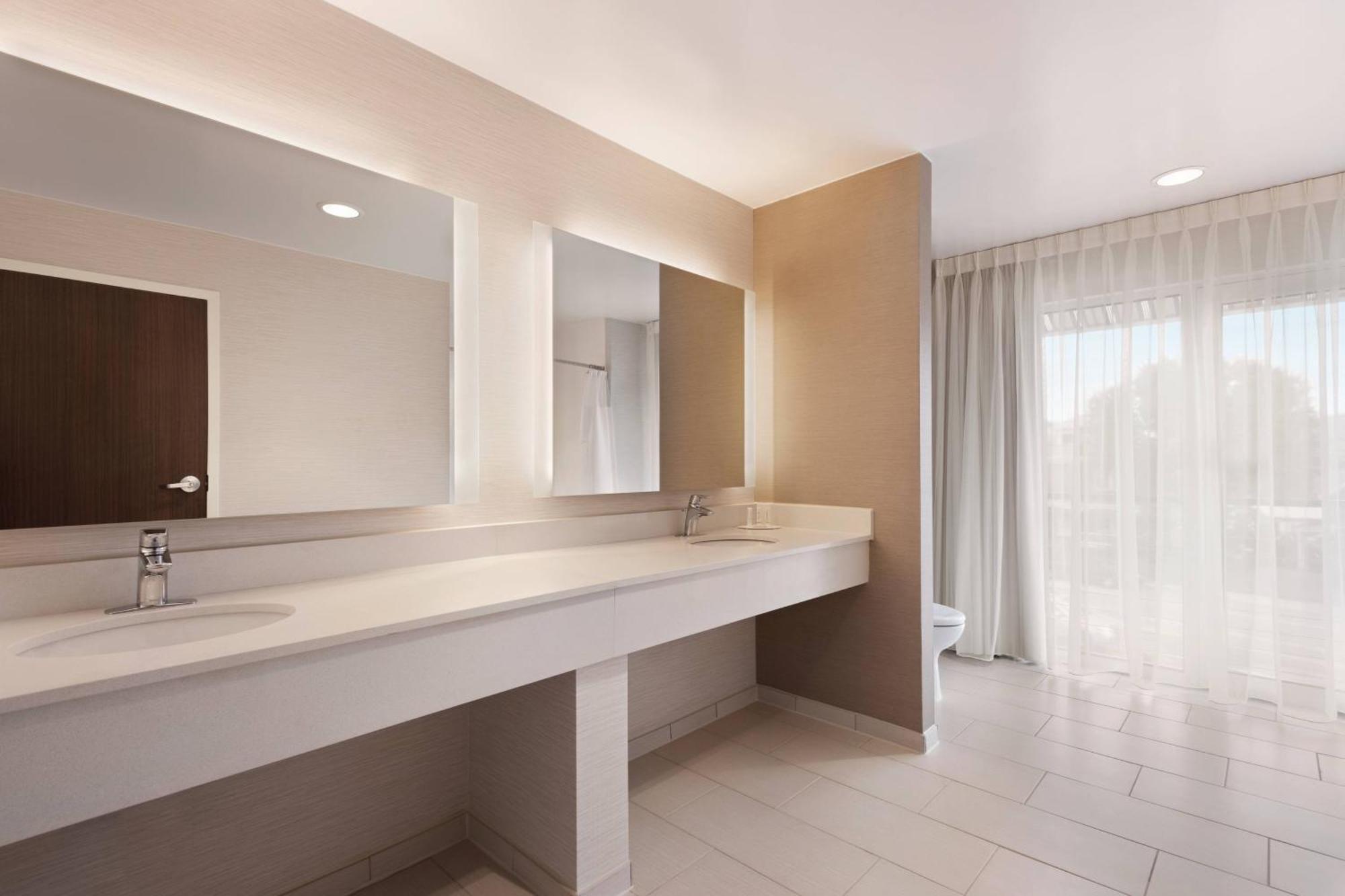 Fairfield Inn & Suites By Marriott Charlottesville Downtown/University Area Esterno foto